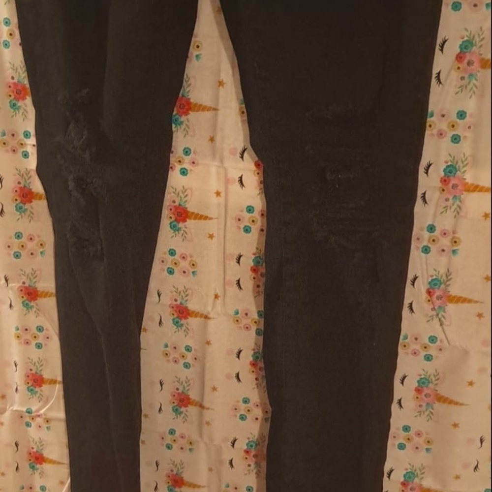 Levis Ripped Skinny Jeans. - Picture 2 of 3